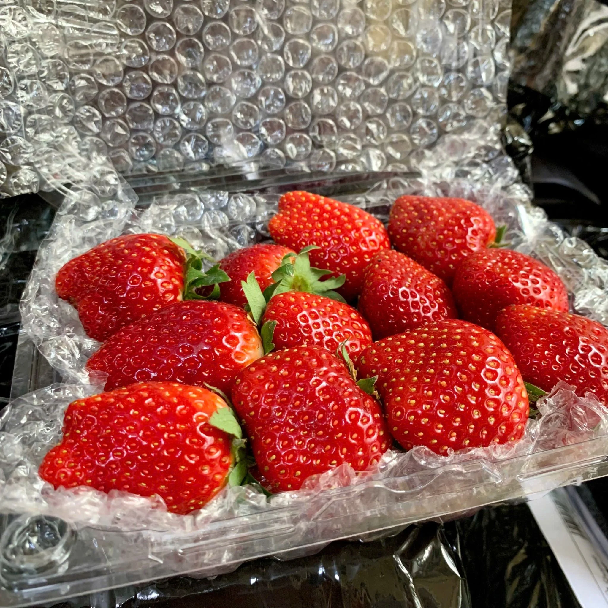 Dâu tây Hana Mộc Châu Size To Lẫn (22-24 quả/hộp 500g)